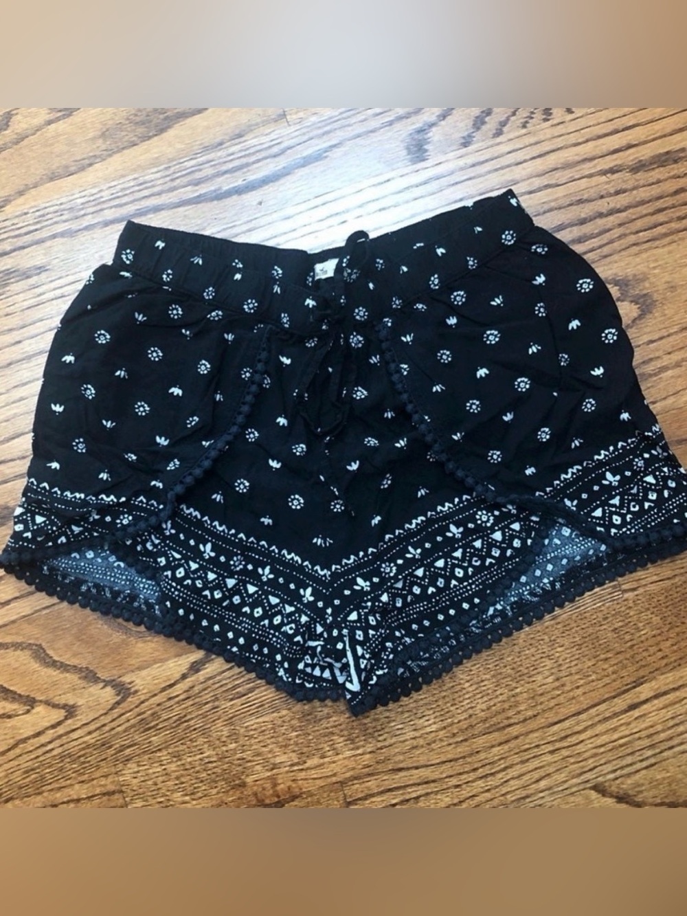 Hollister Black and White Patterned Women’s Shorts